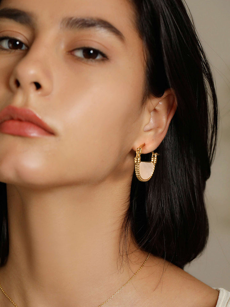 Simple and atmospheric cradle earrings